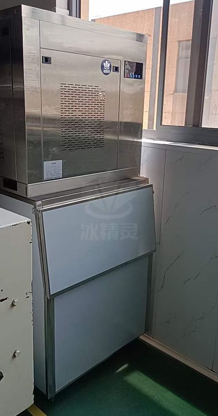 200公斤帶外罩片冰機(jī)交付重慶某火鍋店使用