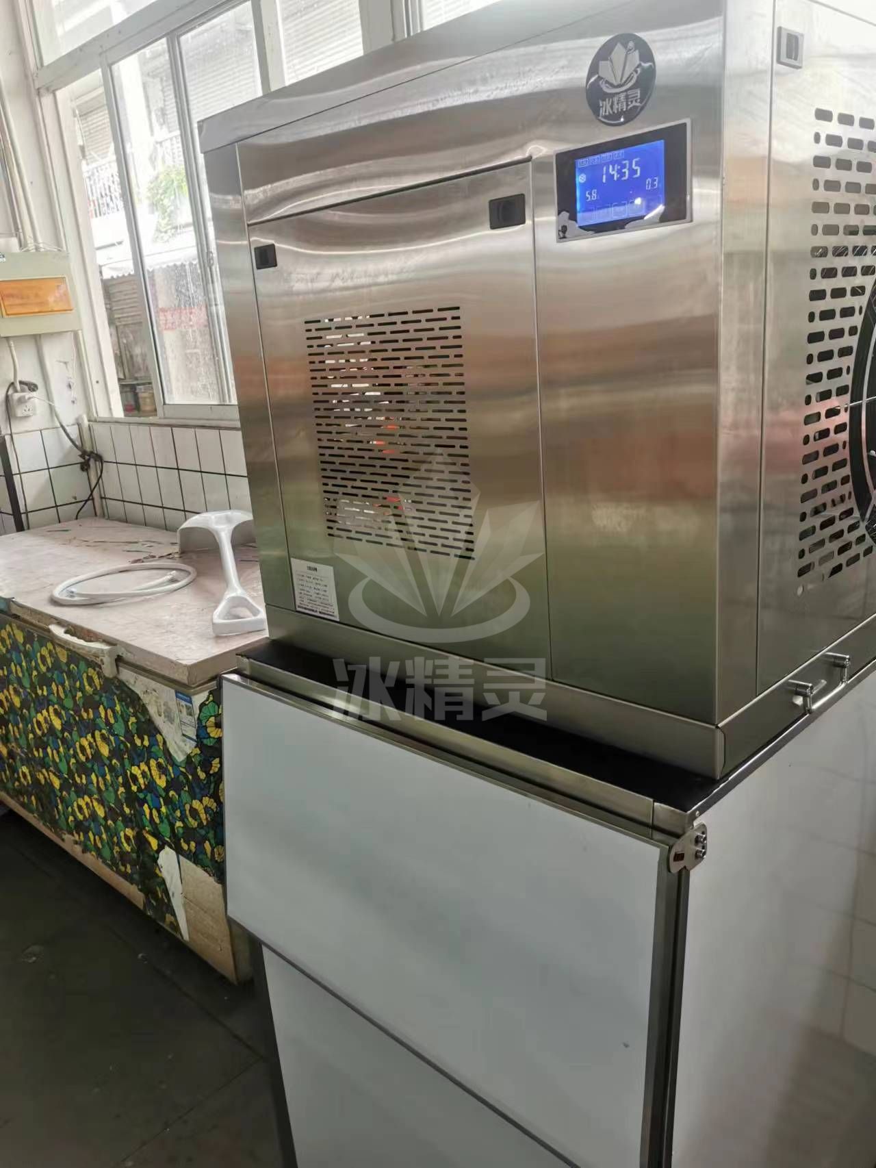 300公斤片冰機已交付江蘇省張家港市晨陽集貿(mào)市場《小夏鮮魚灘 》 