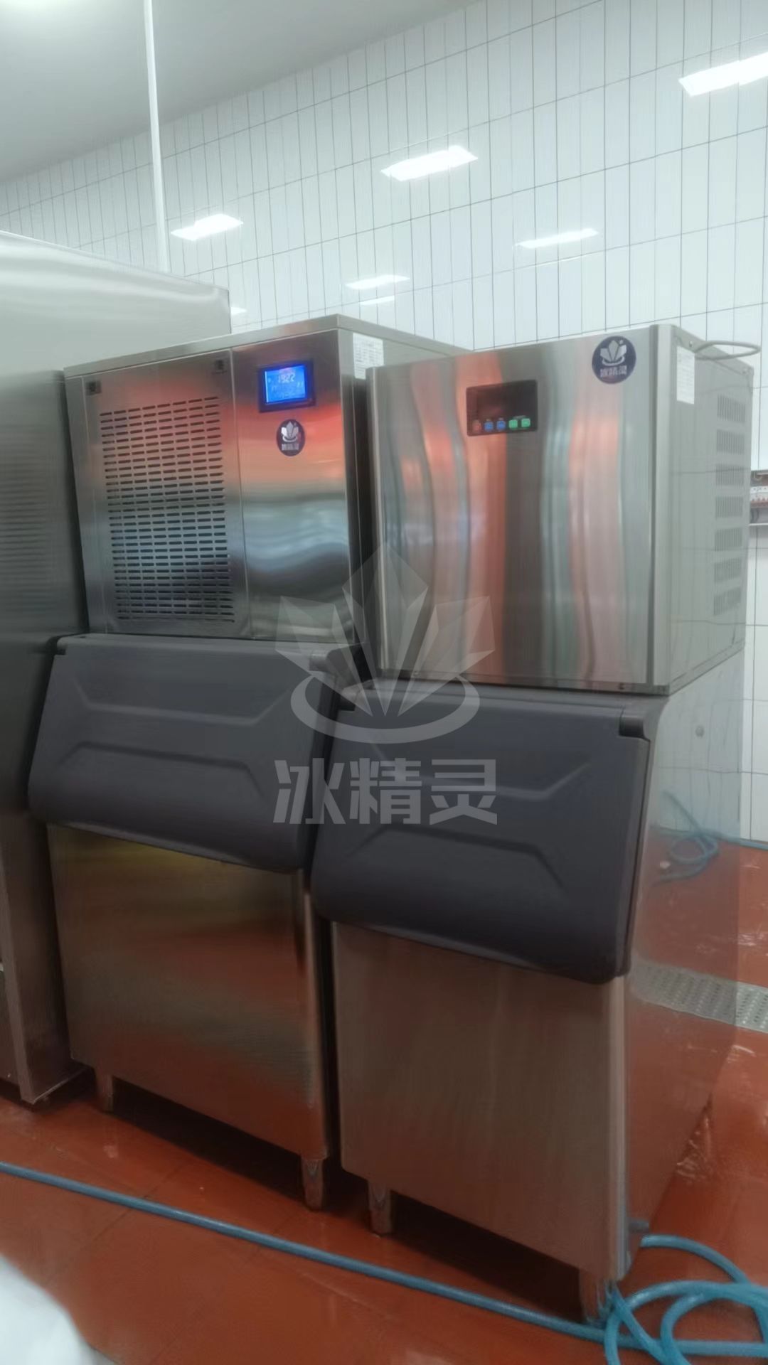 300公斤雪花機(jī)和200方塊制冰機(jī)一起交付云南玉溪市《7點(diǎn)火鍋》