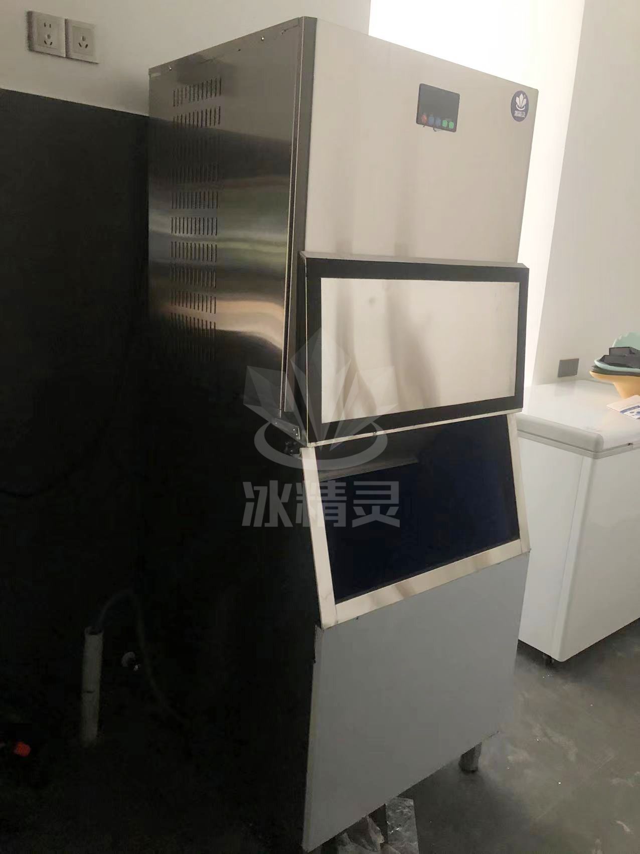 500公斤方塊制冰機已交付湖南長沙市岳麓區(qū)恒大御景灣商鋪