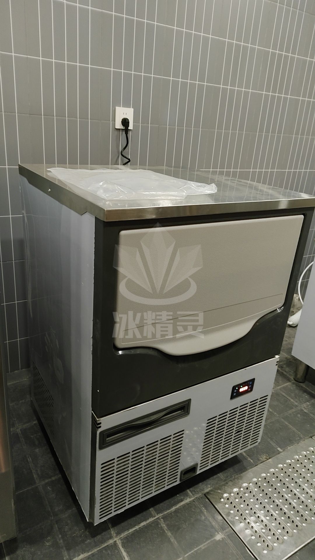 150公斤方塊制冰機(jī)交付山東菏澤鄆城《萍姐火鍋店 》